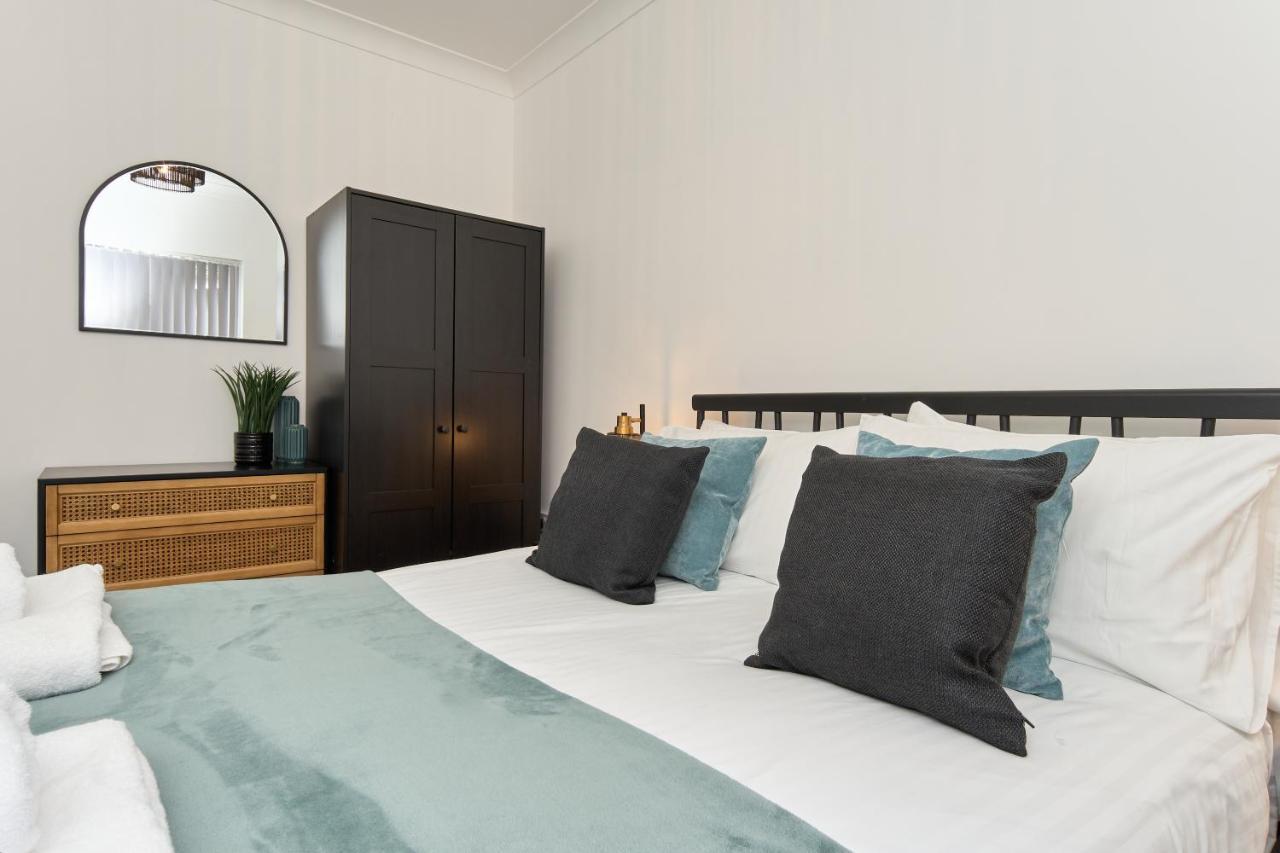 Beautiful 3 Bed Apartment In Bonchurch - Nr Ventnor - Large Outside Terrace & Parking - Dog Friendly - The Perfect Choice For Couples, Friends, Families - 5 Mins To Beach Zewnętrze zdjęcie