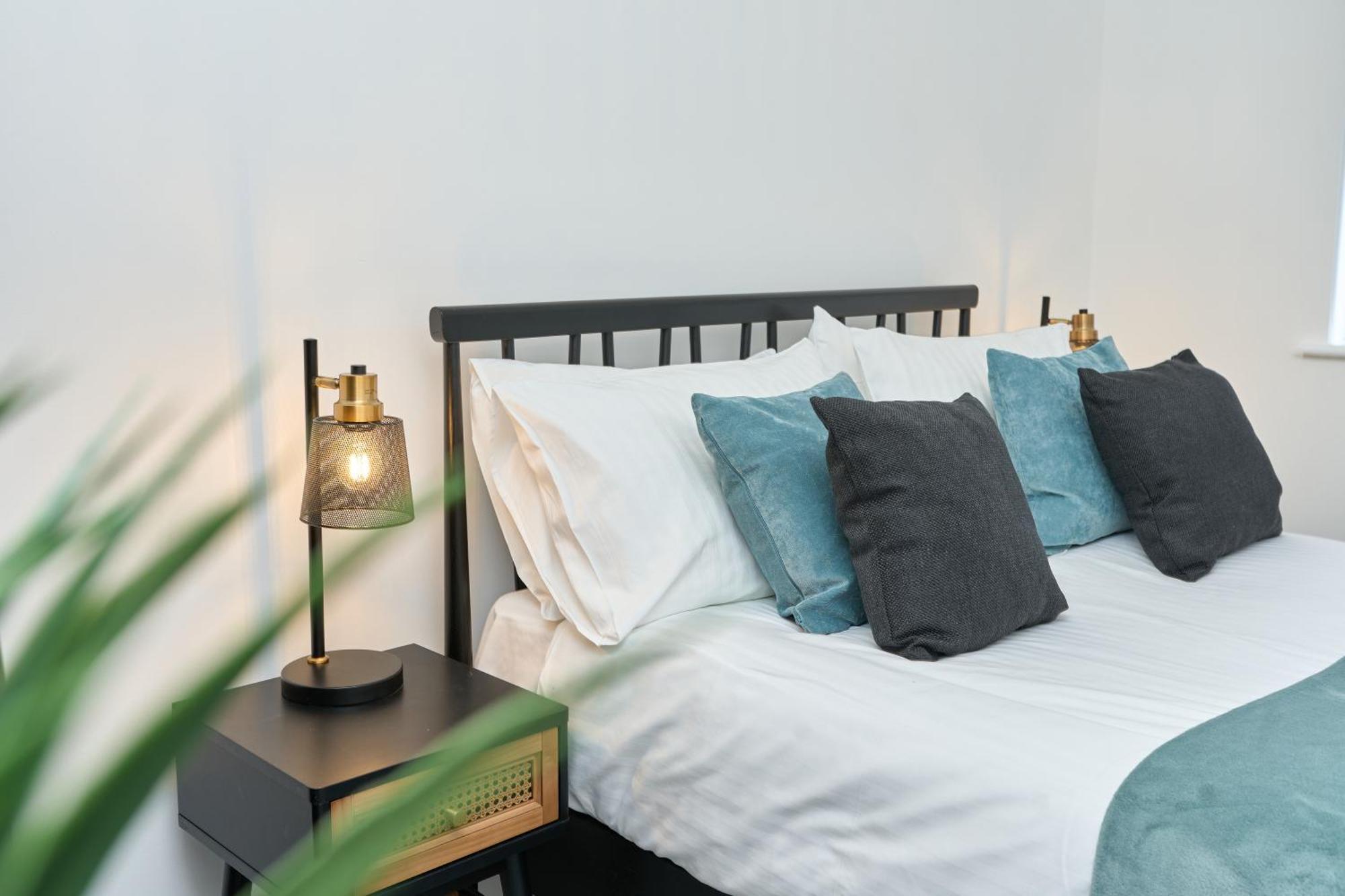 Beautiful 3 Bed Apartment In Bonchurch - Nr Ventnor - Large Outside Terrace & Parking - Dog Friendly - The Perfect Choice For Couples, Friends, Families - 5 Mins To Beach Zewnętrze zdjęcie